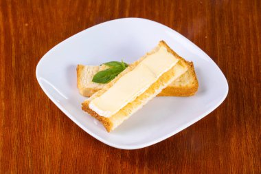 Oturup ahşap arka plan üzerinde brie peyniri ile