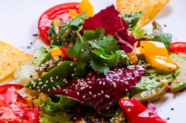 Avokado ve mısırlı sebze salatası