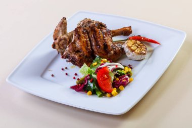 Tavuk budu ve salata karışımı.