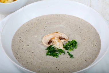 Maydanoz ve croutoon kremalı mantar çorbası