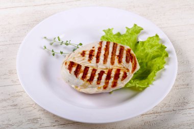 Kekik yaprakları ile ızgara hindi biftek