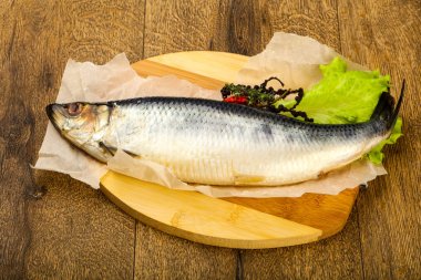 Biber ve baharatlı tuzlu ringa balığı.