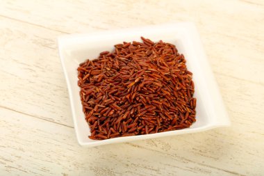 Kase ahşap arka plan üzerinde ham kahverengi pirinç