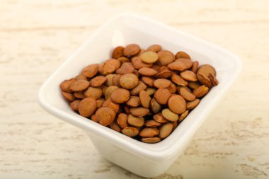 Yemek pişirmek için hazır kapta çiğ mercimek