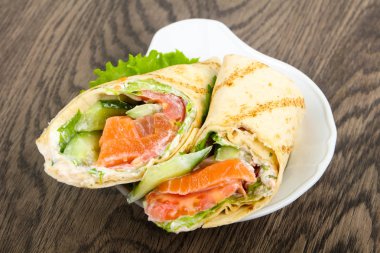 Somon ekmek rulo peynir ile