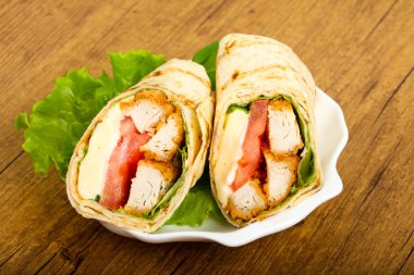 Tavuk ekmek rulo salata yaprakları ile