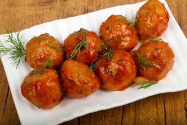 Dereotu, domates soslu köfte servis