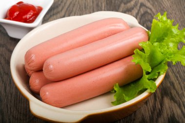 Salata ve ketçap ile sosis haşlama