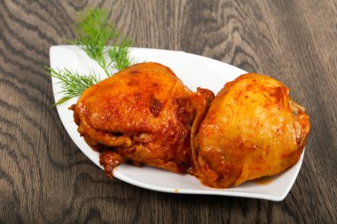 Domates soslu kızarmış tavuk uyluk