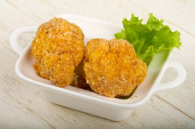 Ahşap arka plan üzerinde diyet gevrek karnabahar