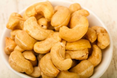 Kaju fıstığı yığın ahşap arka plan üzerinde