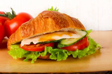 Kruvasan tavuk ve domates ile