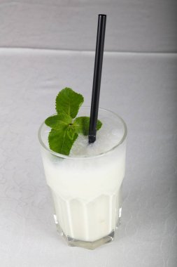 Süt ile nane kokteyli