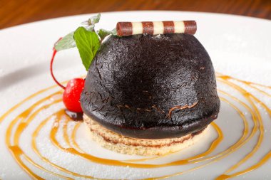 Kirazlı ve naneli çikolatalı pasta.