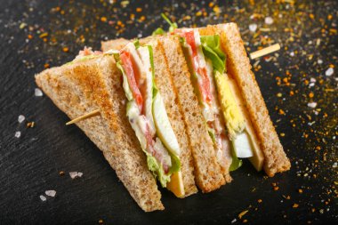 Club sandviç et, peynir ve sebze ile