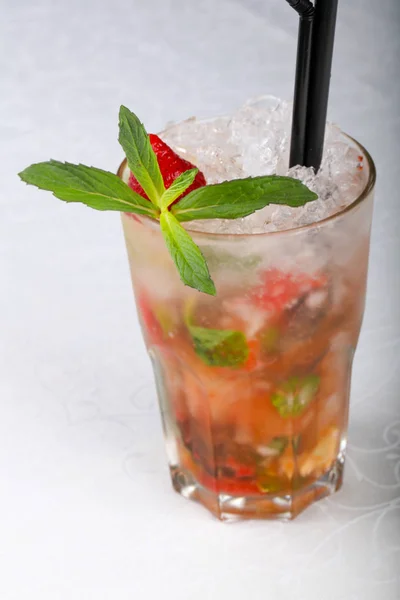 Mojito Alla Fragola Con Foglie Menta — Foto Stock