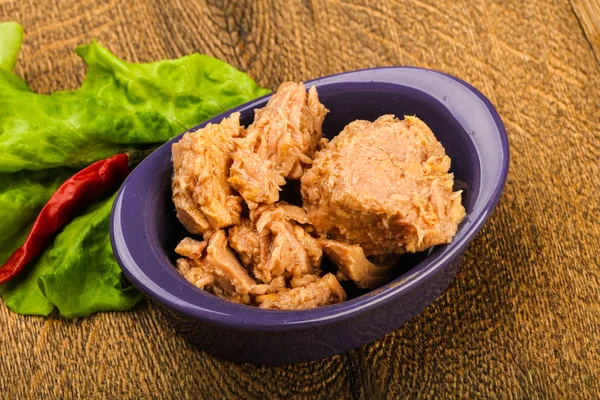 Kavanozda konserve ton balığı pişmeye hazır.