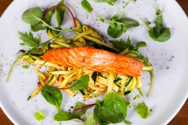 Sebze ve salatalı ızgara somon.