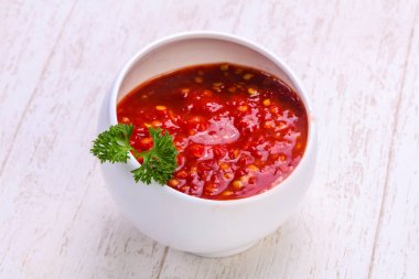 Kabın içinde baharatlı biber sosu