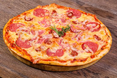 Pizza jambon peynir ve sosis 