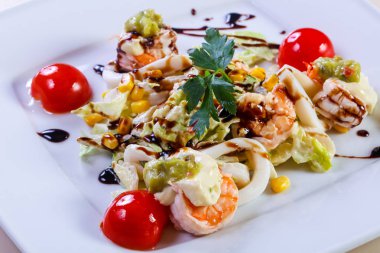 Deniz ürünleri ve avokado karides salatası