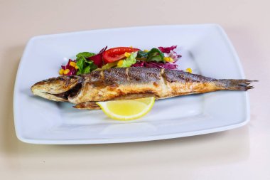 Salata ve limon karışımı ile ızgara levrek