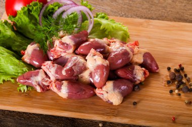 Yemek pişirmek için çiğ tavuk Kalpler