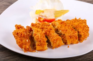 Peynir ve salata yaprakları ile gevrek domuz eti