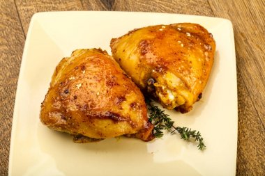 Kavrulmuş tavuk uyluk baharat ve soya sosu ile