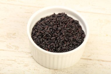 Kase ahşap arka plan üzerinde siyah yabani pirinç