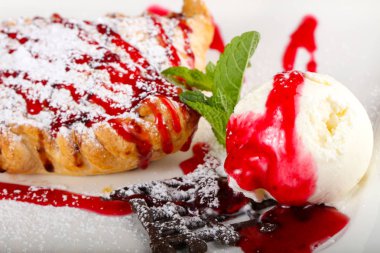 Strudel dondurma ile