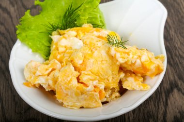 Sahanda yumurta beyaz plaka