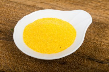 Ham polenta yemek pişirmek için hazır