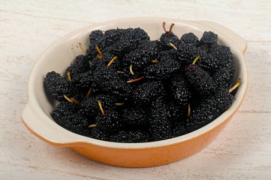 Siyah dut yığın beyaz plaka