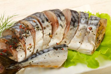 Scomber beyaz tabak içinde füme