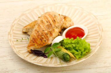 Salata yaprakları ile kavrulmuş tavuk göğsü