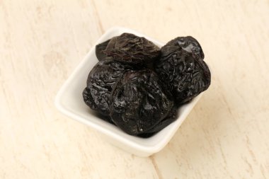 Kuru erik yığın ahşap arka plan üzerinde