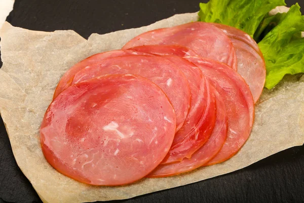 Salchicha Rodajas Con Hojas Ensalada — Foto de Stock