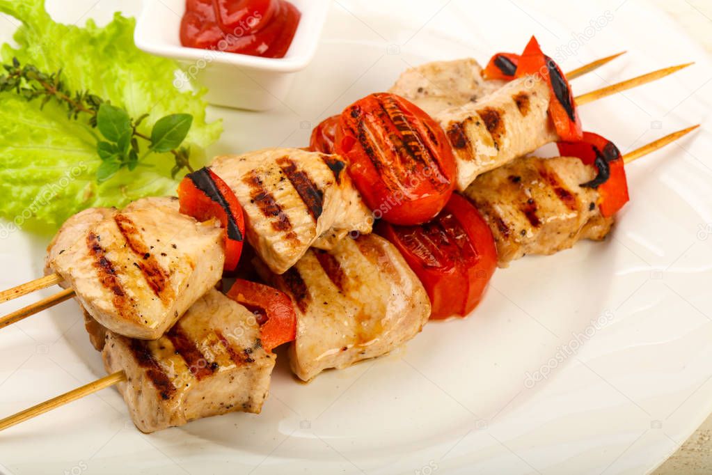 Grilled turkey skewer with tomato and pepper