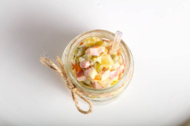 Rus salatası bardakta servis edebilirsiniz