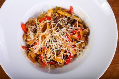 Sığır eti ve parmesan peynirli makarna