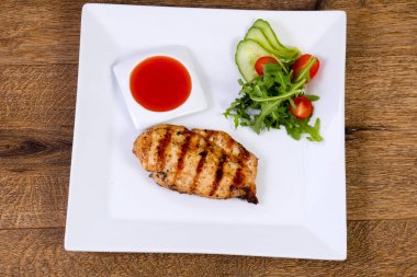 Soslu ızgara tavuk göğsü.