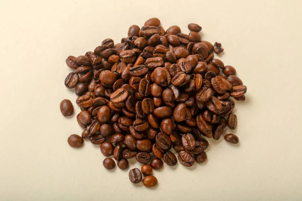 白い背景上においしいコーヒー豆 — ストック写真