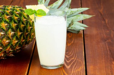 Tatlı ve soğuk ananas shake