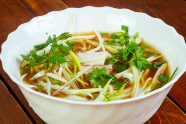 Soğuk Vietnam tavuk çorbası Bun Ga