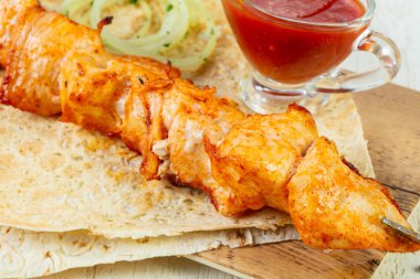 Izgara tavuk Barbekü sos ve soğan ile