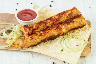 Izgara kıyılmış tavuk sosu ve soğan kebabı