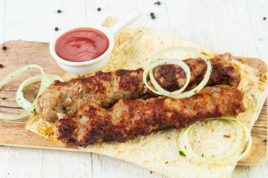 Kıyılmış domuz Kebap soğan ve sos ile