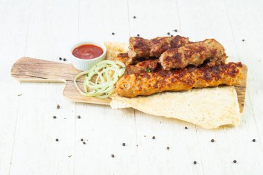 Şiş kebeb mix tabak sos ve soğan ile