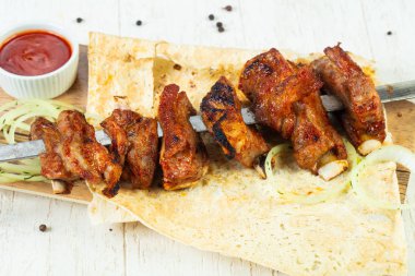 Barbekü soğan ve sos ile kuzu kaburga